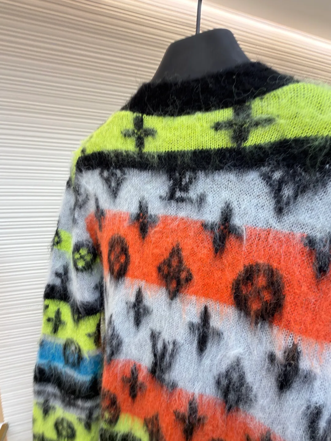 LOUIS VUITTON colorful mohair cardigan ●Original version: Purchased and developed for 13400 ●Item number: 1682122-C75 ●Fabric: mohair fabric ●Technology: Knitted production ●Color: Color ●Version: Fitted version ●Weight: about 610 grams ●Size: XS-S-M-L ●Description: Custom-woven mohair 67% + nylon 28% + sheep wool 5% yarn, purchased rich and finely ground mohair, imported Stoll weaving, full body alignment and stripe stitching, with black and white gray tones to highlight the full Monogram For the pattern, the mohair has been washed and naturally milled. After the shirt is woven, you need to manually remove the dotted lines that hang the hair, draw the knots and sew them. After sewing, wash and iron them to shape, then remove the clamps and catch the hair, wash it after catching it, and finally catch the hair again to achieve the same wool feel and effect as ZP. The process is very complicated. The overall wiring is straight and delicate, the fabric is comfortable and soft, and the color is consistent without color difference. It can be matched with the same style to create a fashionable look and control various occasions. Customized accessories, complete with three standards, same style for men and women!